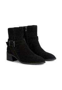 Stivaletti neri in suede con punta affusolata, zip laterale e una cinghia decorativa con dettaglio della fibbia. Il tacco a blocco offre stabilità.