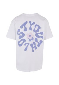 Hvit bomull t-skjorte med store, lekne grafikker i blå og rosa virvler og et blomsterdesign i midten. Korte ermer.
