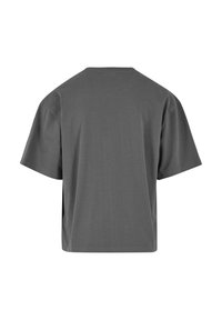 Pelēks īsām piedurknēm T-krekls ar brīvu, kvadrātveida piegriezumu. Gluda tekstūra, apaļa kakla izgriezums un taisna apakšmala. Nav redzamas zīmola atzīmes vai rakstiem.