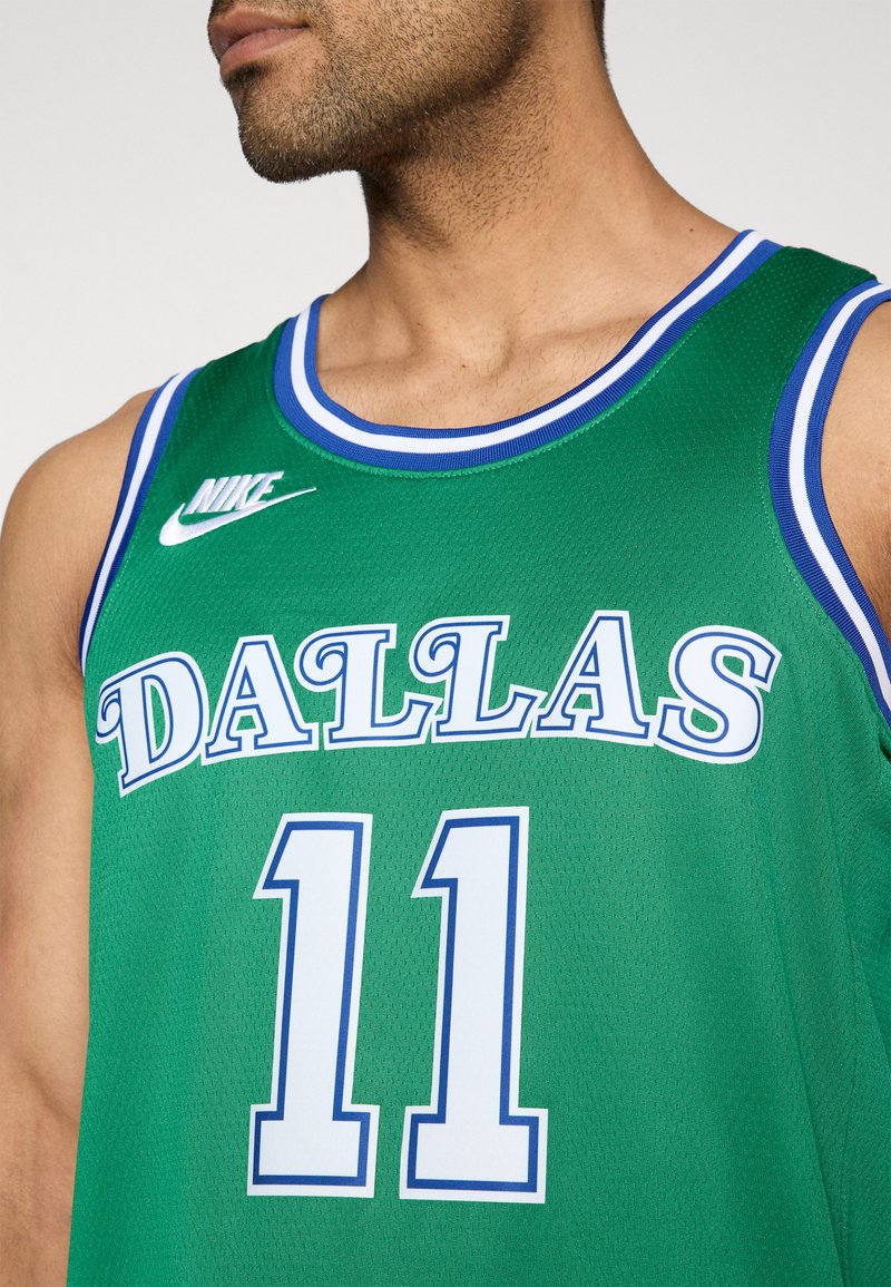 Grünes Basketballtrikot mit blauen und weißen Akzenten. Zeigt "DALLAS" in fetten weißen Buchstaben und die Nummer "11". Nike-Logo auf der Schulter.