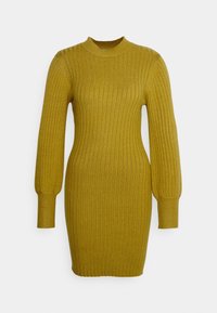 Robe en maille côtelée jaune moutarde avec un col haut, des manches longues et une silhouette ajustée ; tissu texturé avec des détails en motif côtelé.