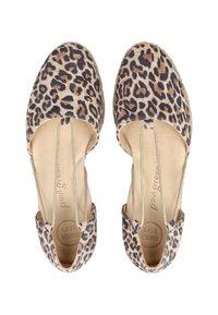 Par kopal leopardjega vzorca espadril brez zavezovanja s bež notranjimi vložki označenimi z "super mehko" in odprtimi stranicami.