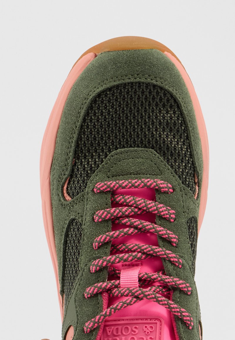 Grüne Wildleder- und Mesh-Sneaker mit pinken Akzenten und Schnürsenkeln, strukturiertem Obermaterial, gepolstertem Schaft und Gummisohle. Mit Logo an der Seite.