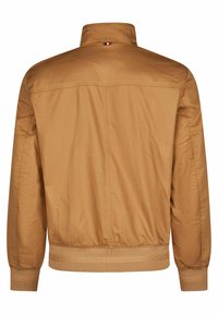 Hellbraune Jacke mit Stehkragen, gerippten Bündchen und Saum, gefertigt aus einem glatten, leichten Stoff mit minimalen Nähten.