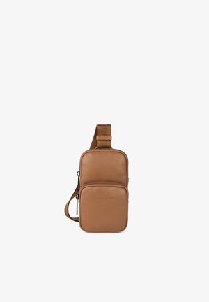 Sac en bandoulière en cuir marron avec une finition texturée, doté de deux compartiments zippés et d'une large sangle réglable.