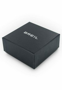 Schwarze Kartonbox mit matter Oberfläche, mit dem weißen "BREIL"-Logo zentriert auf der Oberseite. Quadratförmig mit klaren Kanten.