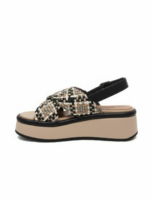 Sandalo platform con cinturini intrecciati incrociati neri, beige e bianchi, cinturino posteriore nero e suola spessa beige con bordo nero.