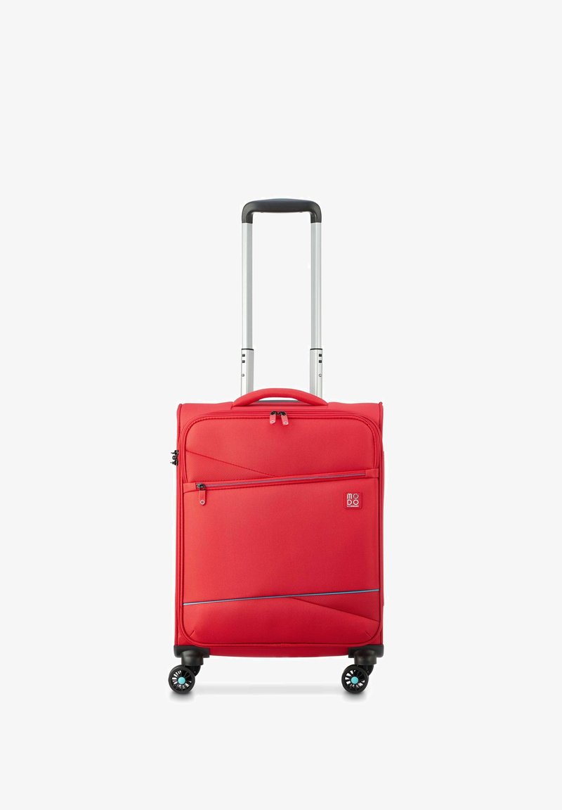 Valigia rossa in tessuto con tasca frontale con zip, manico telescopico argentato e quattro ruote nere. Presenta cuciture diagonali e accenti blu.