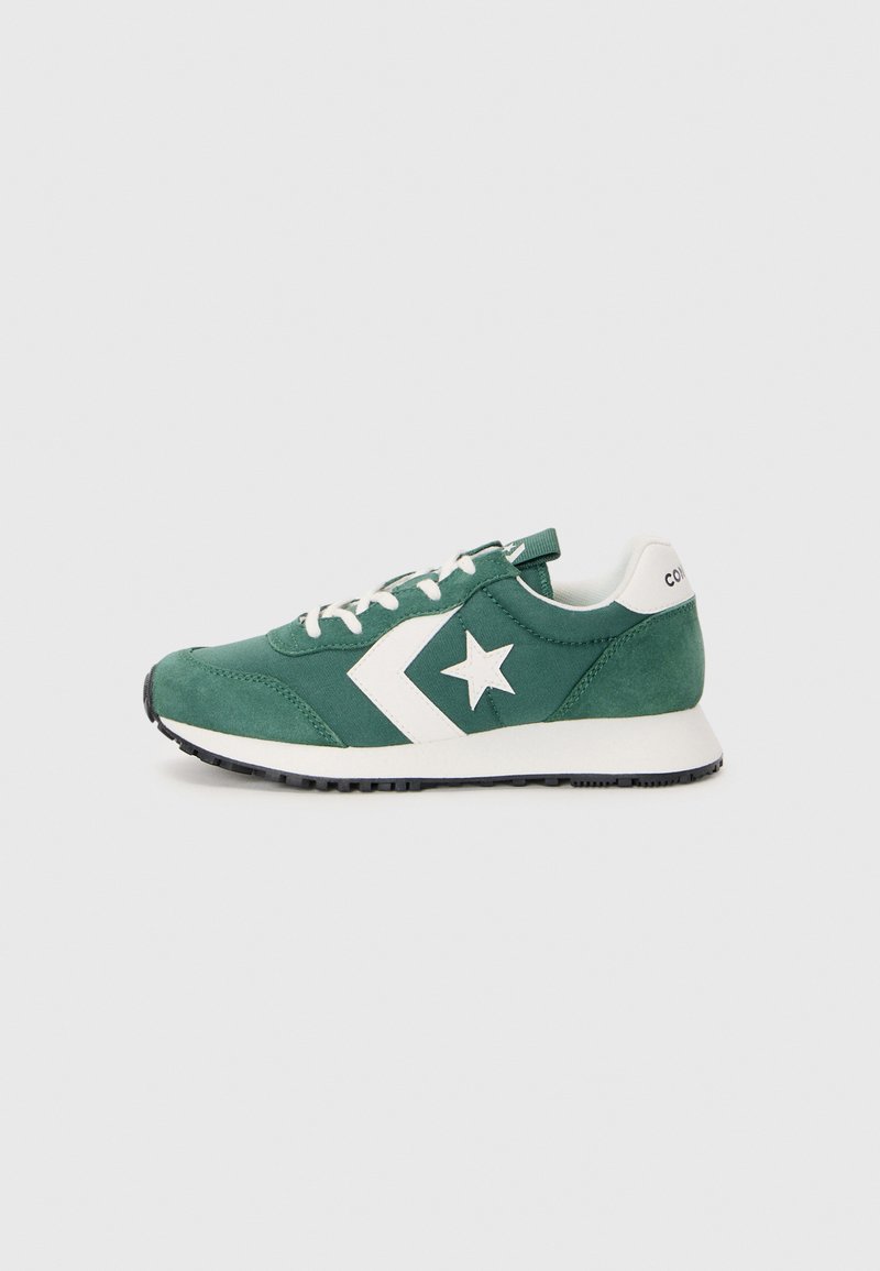 Groene suède sneakers met een witte ster en chevron ontwerp, witte veters en een zwarte rubberen zool. Klassieke atletische stijl, low-top silhouet.