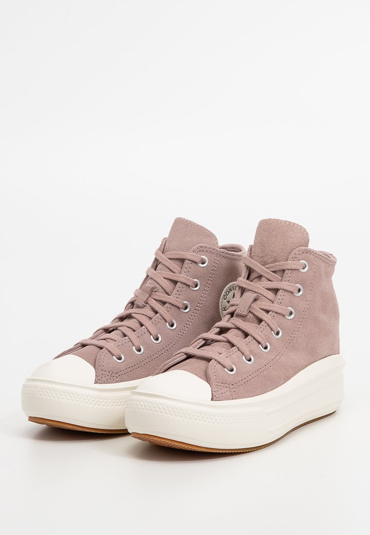 Sneakers alte in morbido suede malva con lacci sulla parte anteriore, punta in gomma bianca e suola testurizzata. Presentano un logo rotondo sul lato esterno.