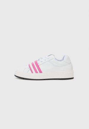 Sneaker bianca con tre strisce rosa, tomaia in pelle testurizzata, punta rotonda, suola bianca con fondo in gomma nera e design con lacci.
