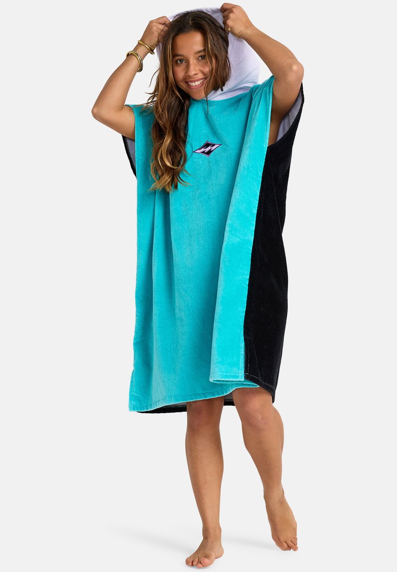Tyrkysovo-čierna pončo osuška s kapucňou vyrobená z mäkkého froté materiálu, s logom a bočnými rozparkami pre pohodlný pohyb.