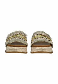 Zapatillas espadrilles con una parte superior de tejido trenzado que presenta trenzado multicolor y flecos. Media suela de yute natural, suela de goma.