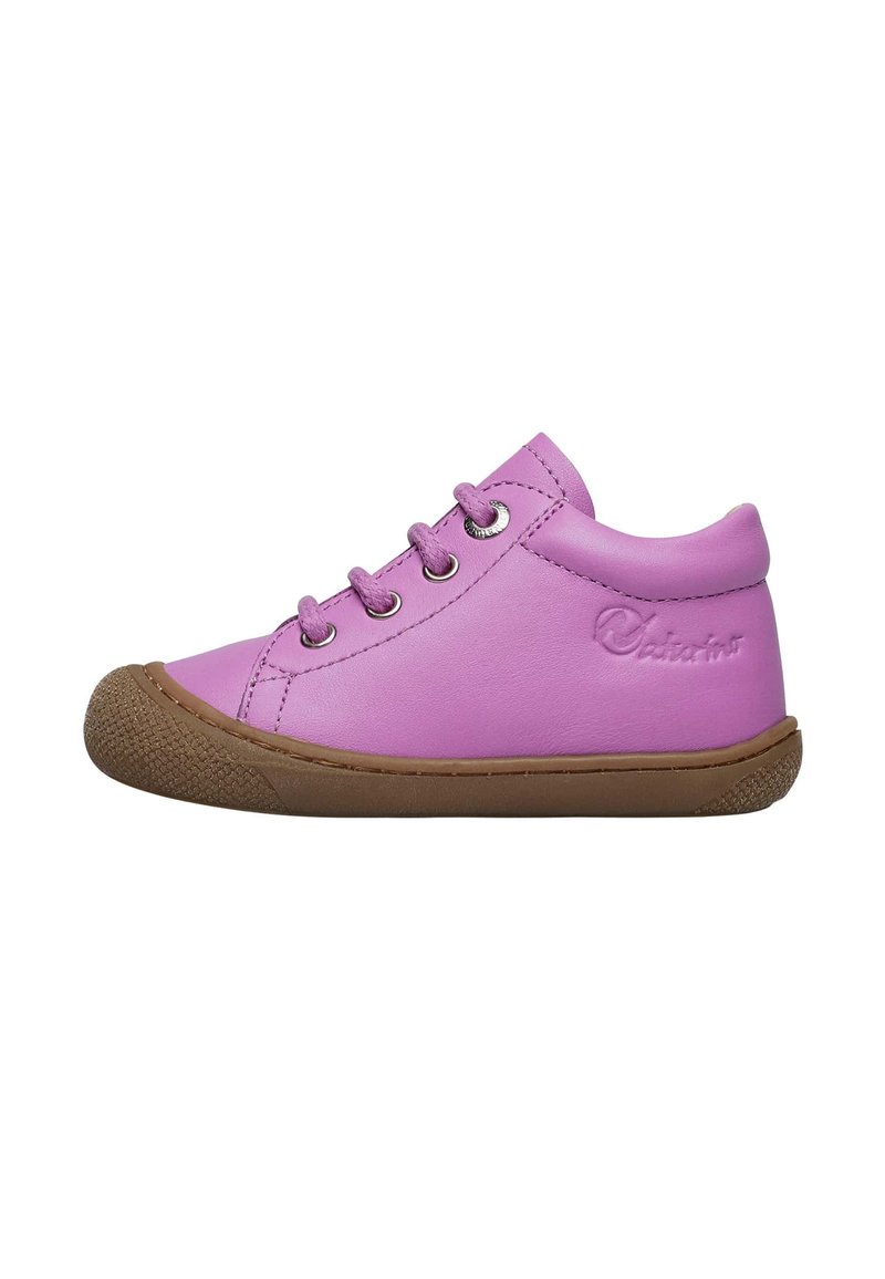 Scarpa in pelle rosa con punta rotonda, cinque occhielli e suola in gomma marrone. Presenta un design semplice e una superficie liscia con dettaglio del logo.