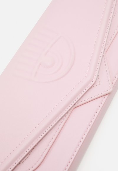Portafoglio in pelle rosa con motivo circolare in rilievo e linee parallele, caratterizzato da bordi inclinati e cuciture visibili lungo le giunture.