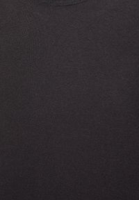 Texture de tissu gris foncé uniforme avec une apparence douce et légèrement chinée.