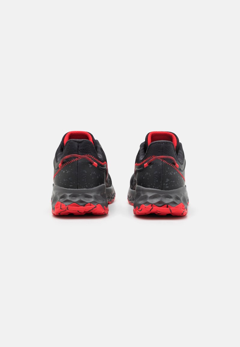 New FRESH FOAM GAROE V1 - Zapatillas de trail running - black/red/negro - Zalando.es