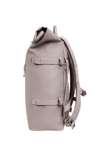 Šedý batoh s rolovacím víkem, s nastavovacími popruhy a bočními zipy, vyrobený z odolné tkaniny. Obsahuje popruhy a síťovinu pro lepší prodyšnost.