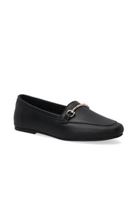 Zwarte leren loafers met een gestroomlijnd ontwerp, beschikken over een gouden metallic accent aan de voorkant, een platte zool en een gladde textuur.