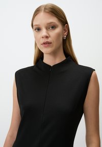Jimmy Key SLEEVELESS V-NECK - Vestito casual - black