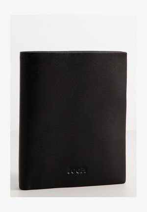 Sort læderpung med en glat overflade, rektangulær form og præget branding i bunden. Elegant design uden synligt hardware.