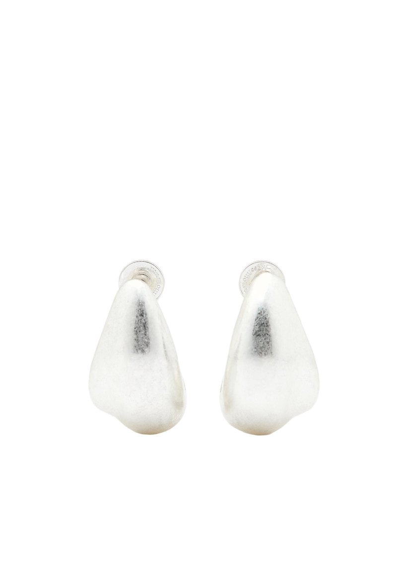 Orecchini a stecca in argento con una forma liscia a goccia. Finitura metallica e texture sottile, dotati di un post sicuro per indossarli.