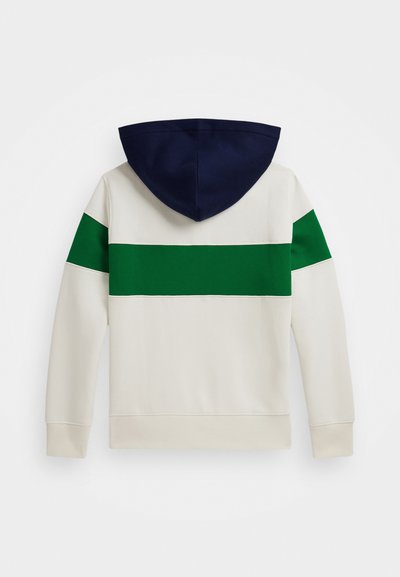 Sweatshirt de algodão com capuz, apresentando um capuz azul-marinho, corpo crème e largas riscas verdes nos ombros. Tecido texturizado com punhos canelados.