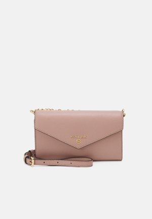 Blushroze leren crossbodytas van Michael Kors met gouden logo, verstelbare riem en kettinkdetail op een witte achtergrond.