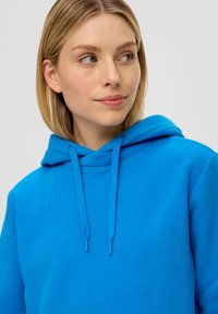 Blauwe hoodie van zachte stof, met een capuchon met trekkoord en geribbelde manchetten. Glad oppervlak met een relaxte pasvorm en geen zichtbare patronen.