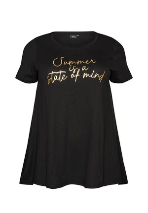 Sort t-shirt med korte ærmer og guld skrift "Sommer er en sindstilstand" foran, rund halsudskæring og løs pasform.