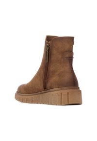 Stivaletti alla caviglia in faux pelle marrone con zip laterale, suola in gomma spessa, punta arrotondata e dettagli di cucitura sulla parte superiore.