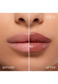 Vergleich der Lippenverschönerung: links mit einem matten, nudefarbenen Finish, rechts mit einem glänzenden, tiefen Nudeton. Beide Lippen sind glatt, gut definiert und symmetrisch.