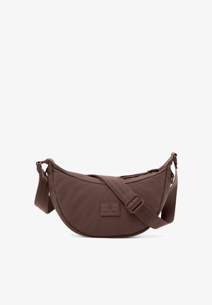 Braune Schultertasche mit einer geschwungenen Form, aus strukturiertem Stoff gefertigt. Verfügt über einen verstellbaren Gurt und ein dezentes Logo-Patch auf der Vorderseite.