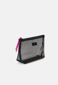 Pungă din plasă neagră cu o formă rectangulară, având o fermoar roz și o textură netedă, translucidă. Design minimalist cu un accent negru.