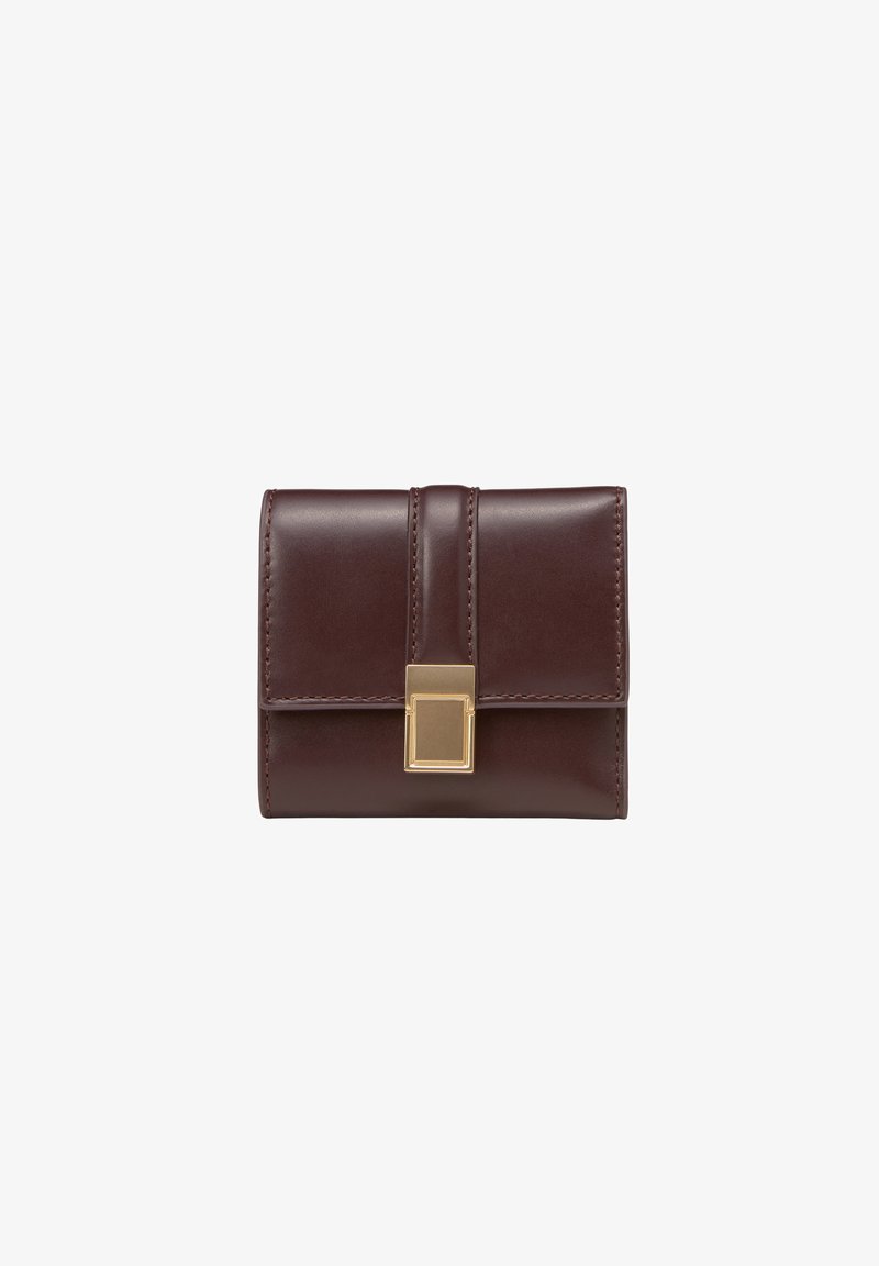 Braune Lederbörse in rechteckiger Form mit einem goldenen Verschluss und horizontaler Naht auf der Klappe. Glatte Textur, kompaktes Design.