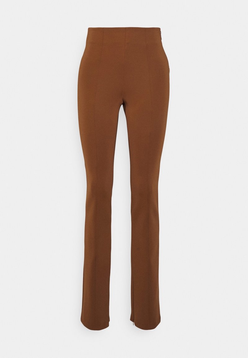 Pantalon marron taille haute, coupe slim avec jambes droites sur fond blanc.