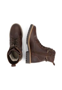 Bruine leren enkellaarzen met vetersluiting, zijrits, gestructureerd oppervlak en contrasterende lichtbruine zool. Ronde neus en gevoerde binnenkant.