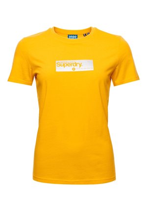 Żółta koszulka z krótkim rękawem z białą, prostokątną naszywką z logo "Superdry" oraz adresem nadrukowanym pod nią na piersi.