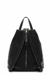 Zwarte leren rugzak met een textuurafwerking, in een unieke driehoekige vorm en met dubbele ritssluitingen aan de voorkant voor toegang.