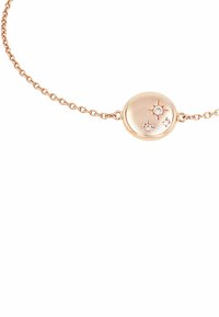 Pulsera de oro rosa con un colgante circular que presenta tres estrellas y una piedra preciosa transparente, sobre una delicada cadena con un acabado brillante.