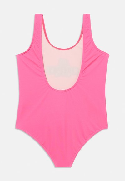 Φωτεινό ροζ ολόσωμο μαγιό με φαρδιές τιράντες και βαθιά στρογγυλεμένη πλάτη σε λευκό φόντο.