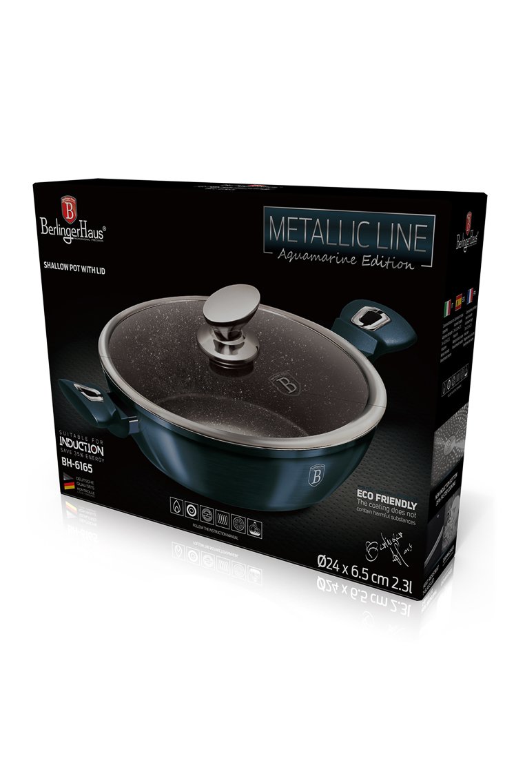 Aquamarin-farbener flacher Topf mit Glasdeckel, 24 cm Durchmesser, umweltfreundliche Beschichtung, mit metallischen Akzenten, ergonomischen Griffen und Markenlogo.