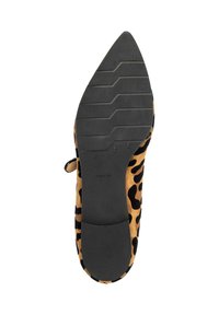 Zapato de tacón alto con estampado de leopardo, parte superior de ante suave, diseño de punta afilada y suela de goma texturizada con líneas de tracción.