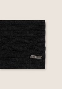 Fascia per la testa nera lavorata a maglia con motivo a trecce e un'etichetta metallica "FREDDY" sul lato. Tessuto testurizzato con una vestibilità aderente.