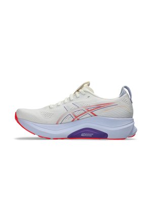Chaussure de sport blanche avec un dessus respirant, des accents violets et une semelle texturée rouge. Les caractéristiques incluent un intermédiaire rembourré et des bandes réfléchissantes.