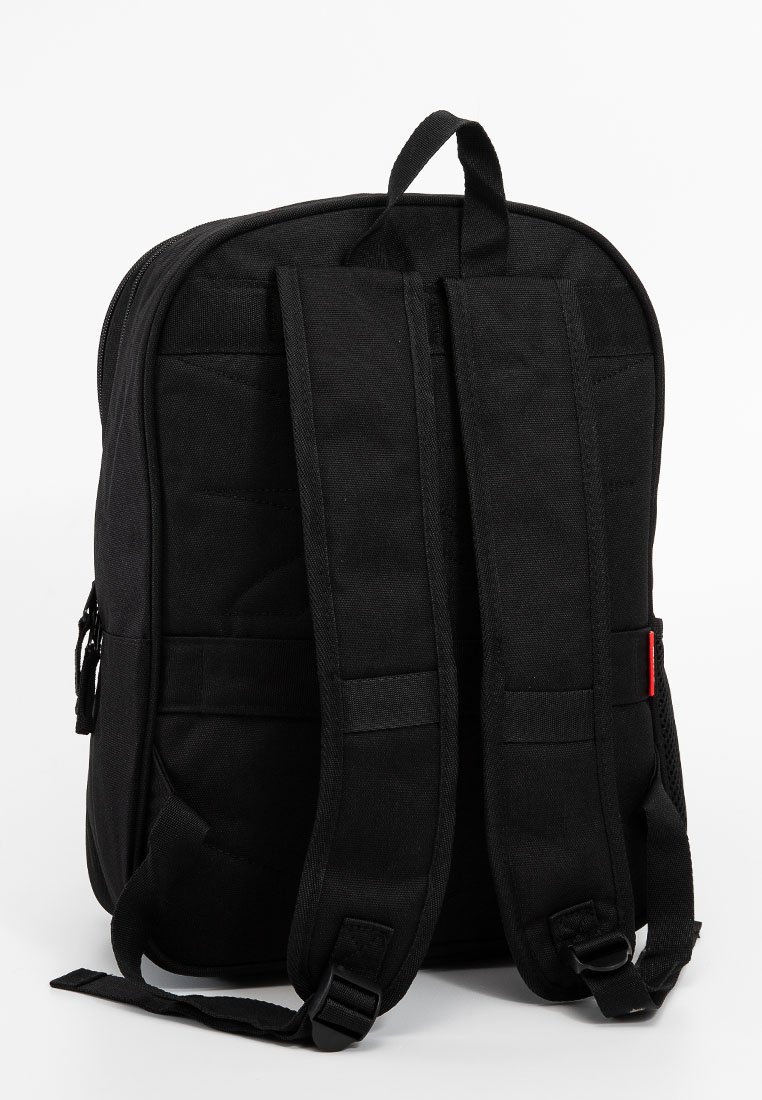 Mochila negra hecha de tela duradera, con correas para los hombros acolchadas, un asa en la parte superior y un compartimento con cremallera de diseño minimalista.