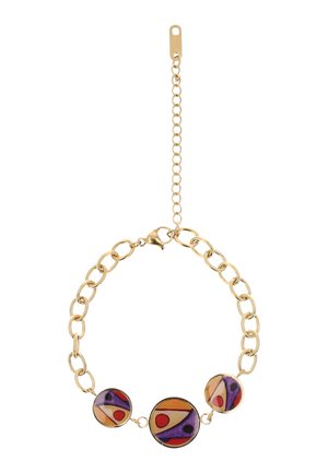 Kultainen ketjurannekoru, jossa on kolme pyöreää värikästä emaliriipusta, joissa on abstrakteja geometrisia kuvioita punaisessa, purppurassa, oranssissa ja mustassa.