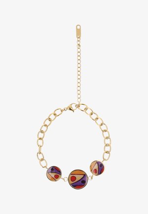 Kultainen ketjurannekoru, jossa on kolme pyöreää värikästä emaliriipusta, joissa on abstrakteja geometrisia kuvioita punaisessa, purppurassa, oranssissa ja mustassa.