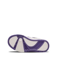 Die Schuhsohle verfügt über eine weiße Basis mit lila Akzenten, einem strukturierten Grip-Muster und einem markanten Designprofil mit Brandingschriftzug.