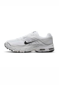 Bílé sportovní boty s síťovaným svrškem, černým logem Nike, polstrovanou podrážkou a texturovanými detaily. Obsahují zesílenou špičku a patu.